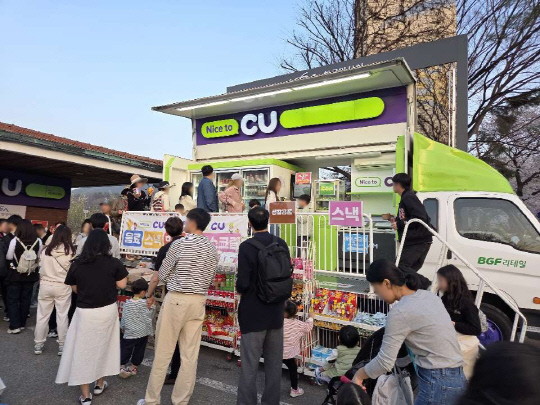 과천 렛츠런파크 벚꽃축제 현장으로 간 CU 이동형 편의점. CU 제공